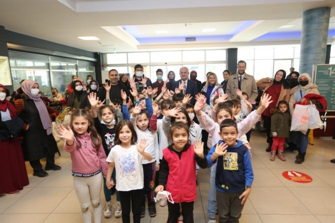 Derince’de Çocuklar Yüzme Öğreniyor