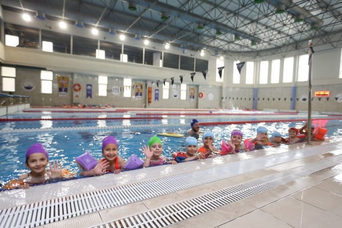 Derince’de Çocuklar Yüzme Öğreniyor