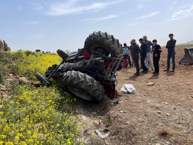 Devrilen Traktörün Altında Kalan Baba Öldü, Oğlu Yaralandı