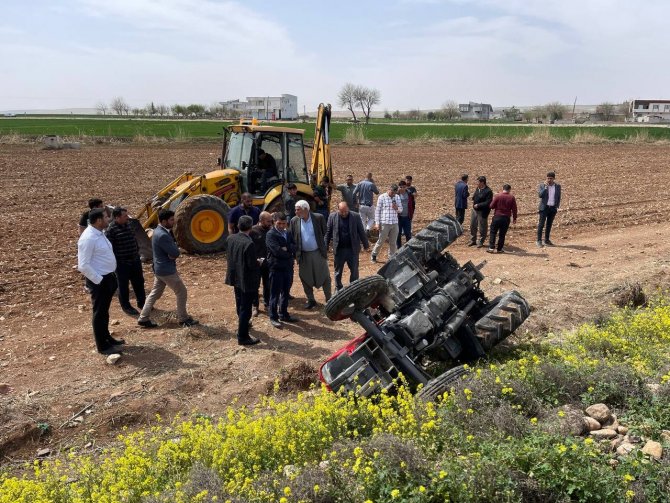 Devrilen Traktörün Altında Kalan Baba Öldü, Oğlu Yaralandı