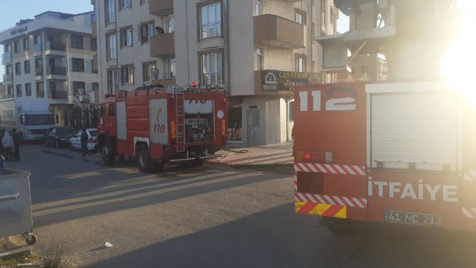 Dükkanı Yanan İş Yeri Sahibine Tekme Atmaya Kalktı, Çevredekiler Araya Girdi