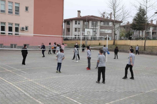 Vali Atay Öğrencilerle Top Oynadı