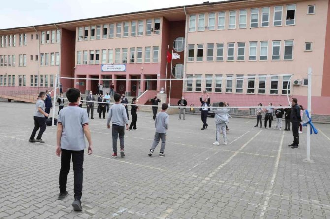 Vali Atay Öğrencilerle Top Oynadı