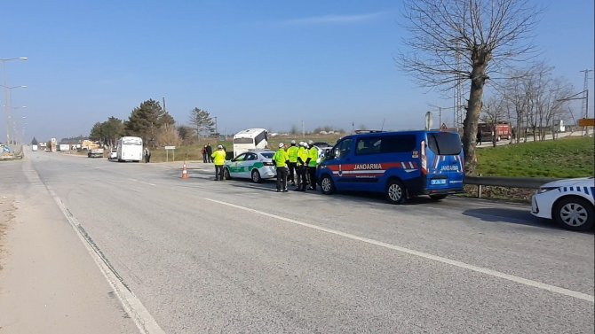 Edirne’de İki Servis Minibüsü Çarpıştı: 4 Yaralı
