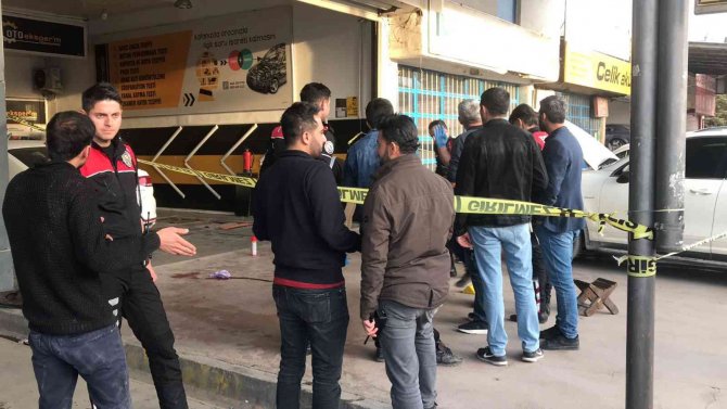 Husumetlisini Silahla Kafasından Vurup, Yanındaki Kişiyi Darp Etti