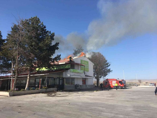 Restoranda Çıkan Yangında Alevler Çatıyı Kullanılamaz Hale Getirdi