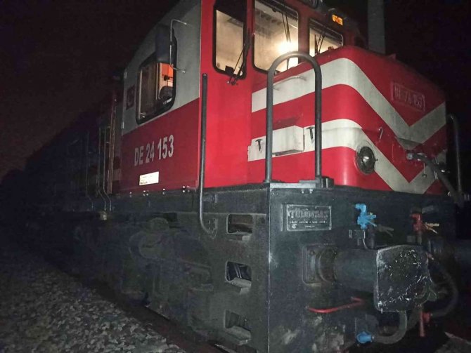 Yük Treni Hemzemin Geçitte Otomobile Çarptı