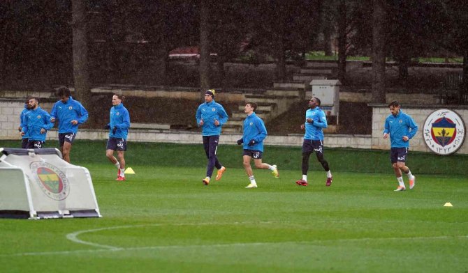Fenerbahçe, Galatasaray Derbisine Yağmur Altında Çalıştı