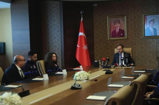 Bakan Kasapoğlu, Olimpiyat Sporcularıyla Bir Araya Geldi