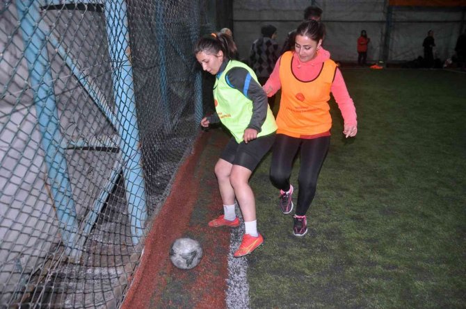 Kadın Şiddetine Dikkat Çekmek İçin İftar Sonrası Kadınlar Maç Oynadı