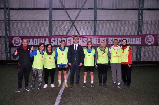Kadın Şiddetine Dikkat Çekmek İçin İftar Sonrası Kadınlar Maç Oynadı