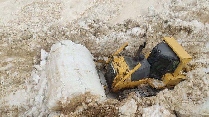 Yüksekova’da Açılan Yollar Kar Tünellerini Andırıyor
