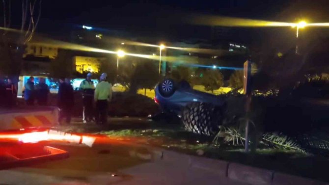 Maltepe’de Süratli Otomobil Yol Kenarına Fırlayıp Takla Attı: 4 Yaralı