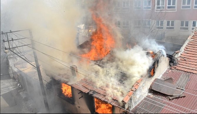 Yıkım Kararı Verilen Metruk Ev Alev Topuna Döndü