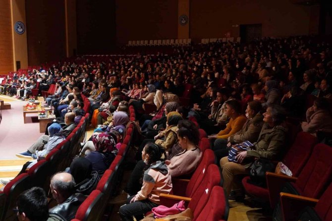 İ̇negöl Belediyesi Şehir Tiyatrosu Kestel Tiyatro Festivali’nde Sahne Aldı