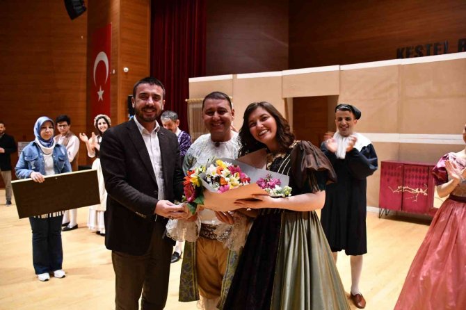 İ̇negöl Belediyesi Şehir Tiyatrosu Kestel Tiyatro Festivali’nde Sahne Aldı