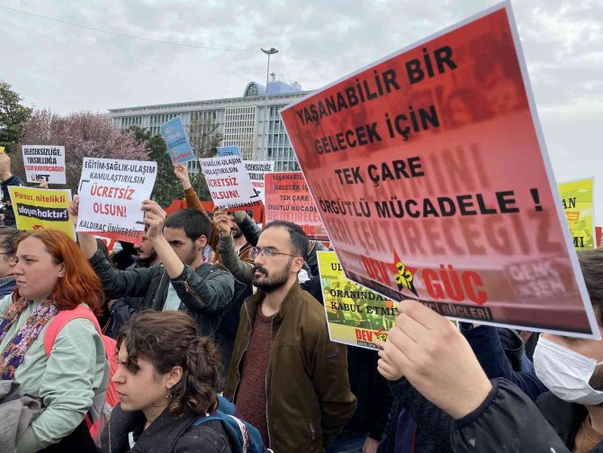 Üniversite Öğrencileri, İ̇bb Önünde Ulaşım Zammını Protesto Etti