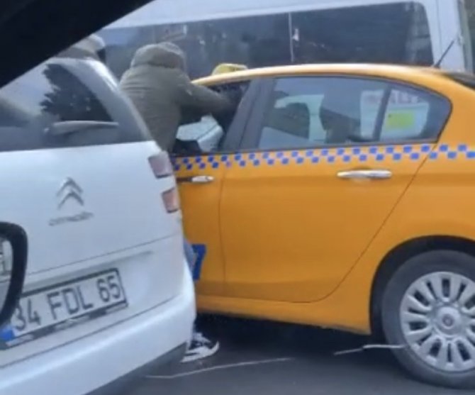 Levent’te Trafikte Yol Verme Kavgasında İlginç Anlar: “Sen Askersen Ben De Vatandaşım”