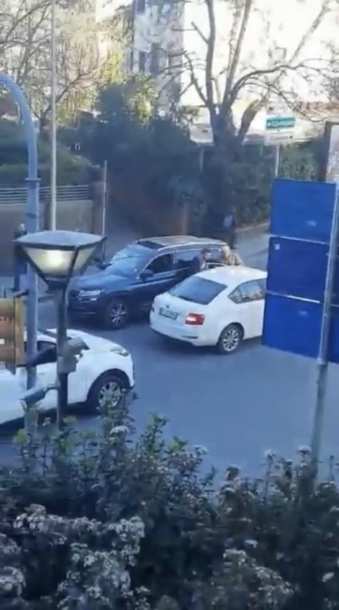 Levent’te Trafikte Yol Verme Kavgasında İlginç Anlar: “Sen Askersen Ben De Vatandaşım”