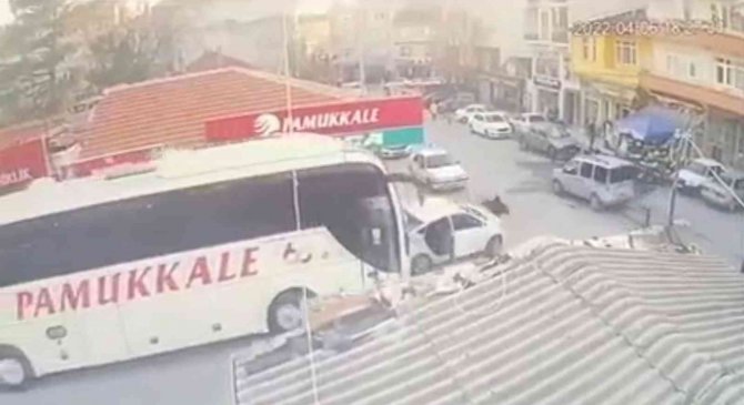 Yolcu Otobüsü Dar Sokaklarda Dehşet Saçtı: O Anlar Kamerada