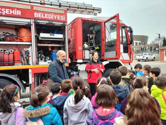 Minik Öğrencilere İtfaiyecilik Anlatıldı