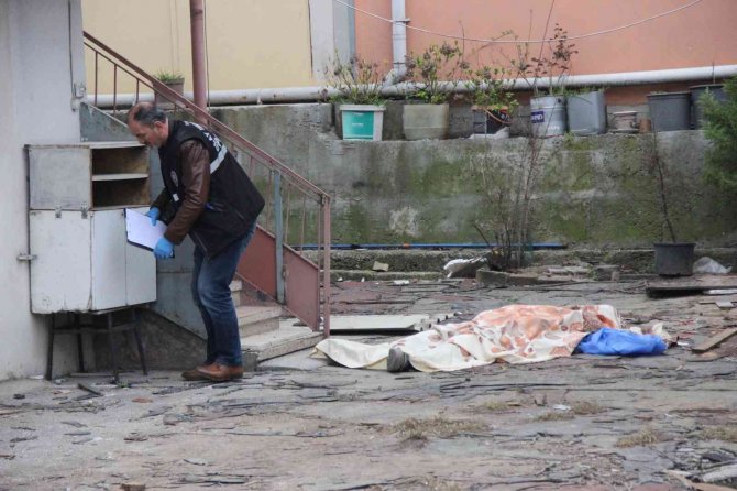 Evinin Çatısından Düşen Şahıs Hayatını Kaybetti