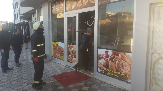 Dükkanı Yanan İş Yeri Sahibine Tekme Atmaya Kalktı, Çevredekiler Araya Girdi