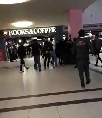 İ̇ki Grup Birbirine Girdi, Alışveriş Merkezi Savaş Alanına Döndü