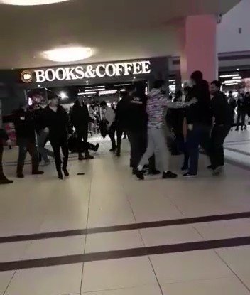 İ̇ki Grup Birbirine Girdi, Alışveriş Merkezi Savaş Alanına Döndü
