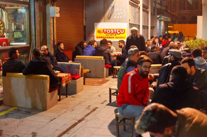 İ̇ftardan Sahura Közde Çay Keyfi Pandemi Sonrası Devam Ediyor