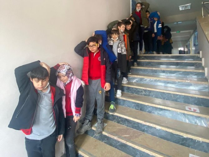 Kütahya’da İlkokul Öğrencilerine Afet Farkındalık Eğitimi Ve Tahliye Tatbikatı