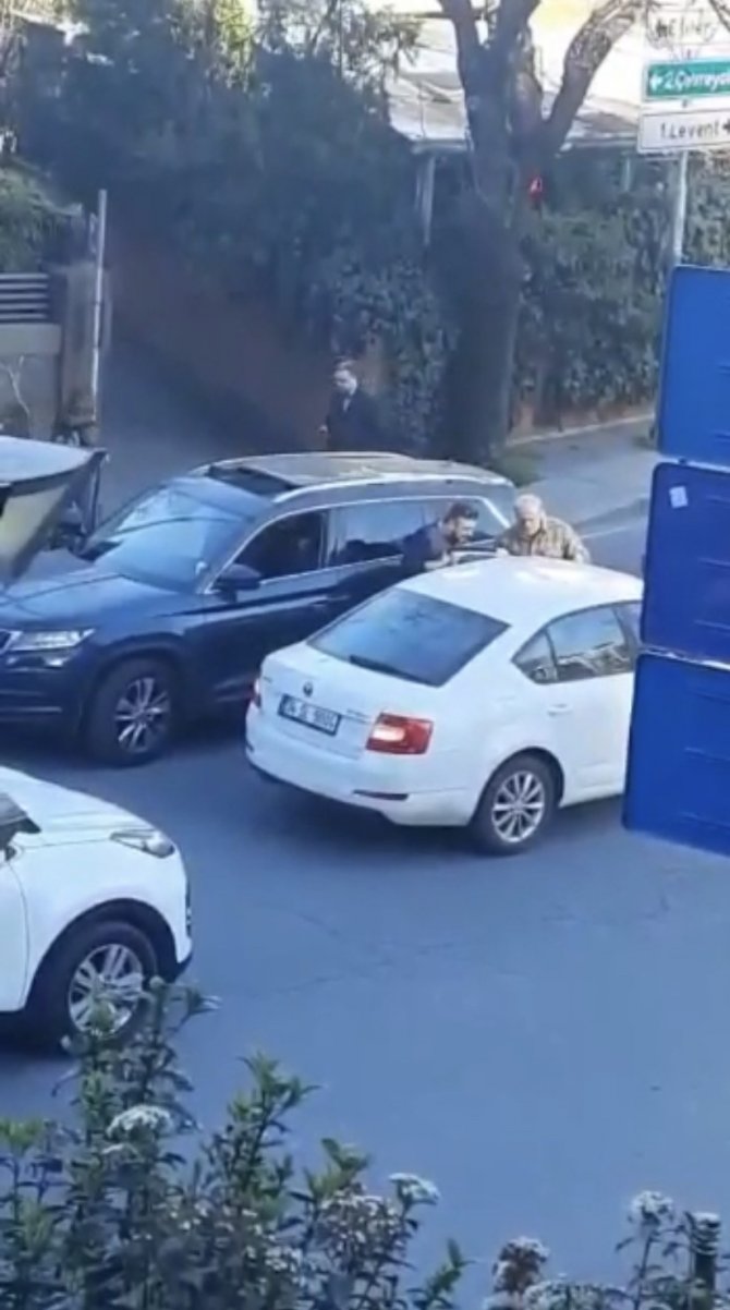 Levent’te Trafikte Yol Verme Kavgasında İlginç Anlar: “Sen Askersen Ben De Vatandaşım”