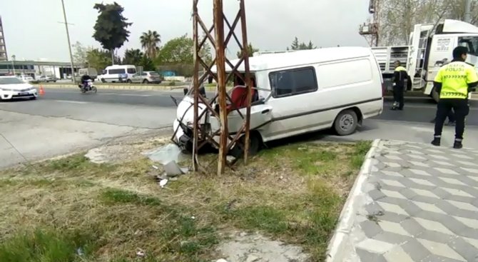 Minibüs Elektrik Direğine Çarptı: 4 Yaralı
