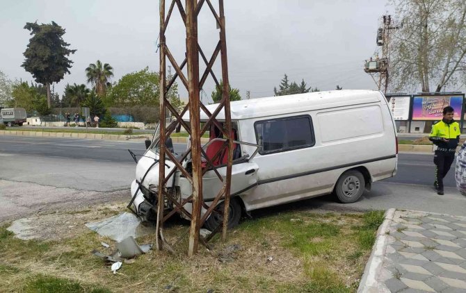 Minibüs Elektrik Direğine Çarptı: 4 Yaralı