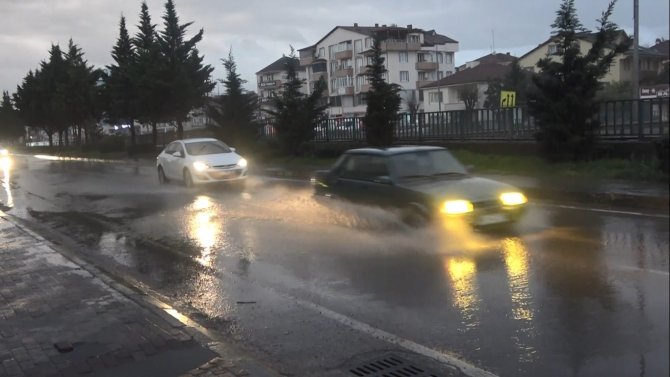 Beklenen Yağmur Geldi, İşyerlerini Su Bastı
