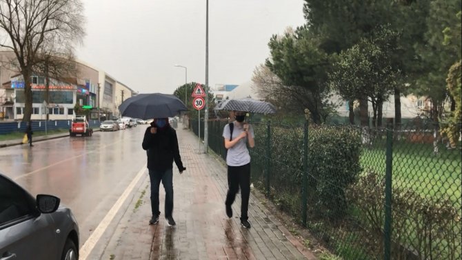 Beklenen Yağmur Geldi, İşyerlerini Su Bastı