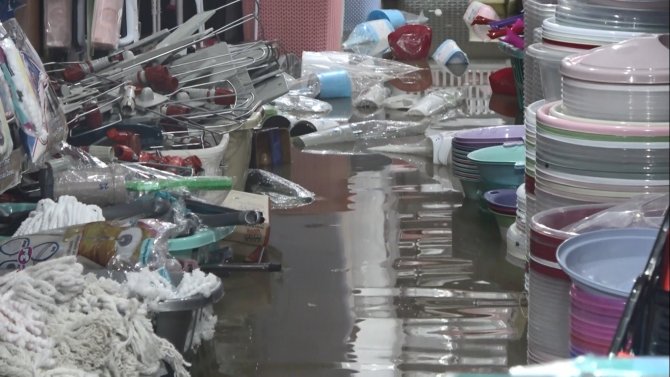 Beklenen Yağmur Geldi, İşyerlerini Su Bastı