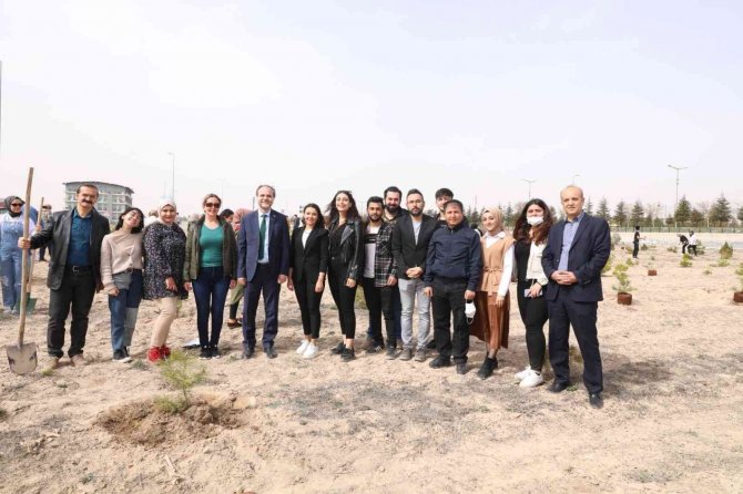 Üniversitede 500 Fidan Toprakla Buluştu