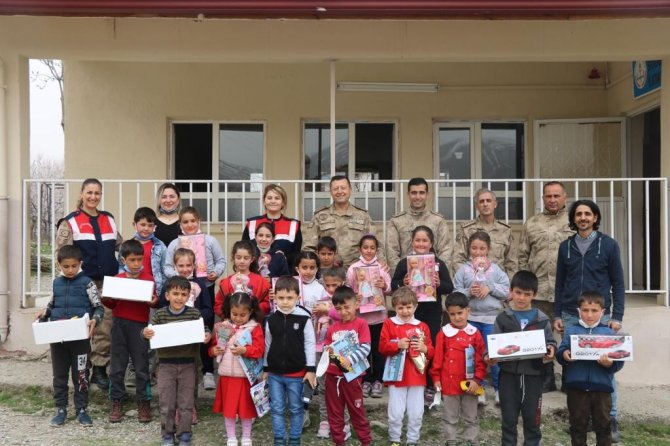 Jandarma Komutanı Altın Öğrencilere Masal Okudu