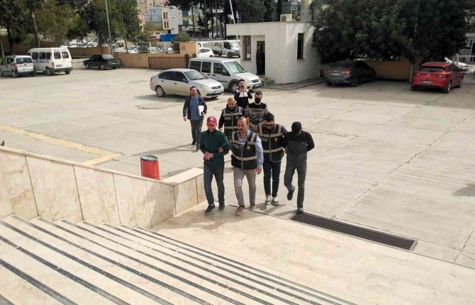 Çaldıkları Otomobile Yakıt Almak İçin Akaryakıt İstasyonuna Stepne Lastiğini Rehin Bıraktılar