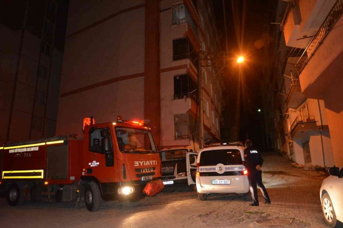 Apartmanın Havalandırma Boşluğuna Düşen Martı Çocuğun Dikkati Sayesinde Kurtarıldı