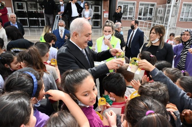 Osmaniye Belediyesinden Öğrencilere Ahşap Piknik Masası