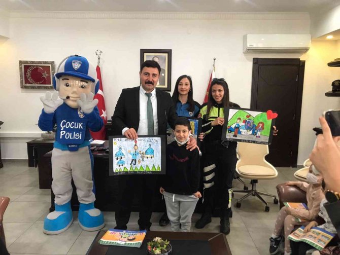 Marmaris’te Polisler Minik Öğrencileri Eğlendirdi
