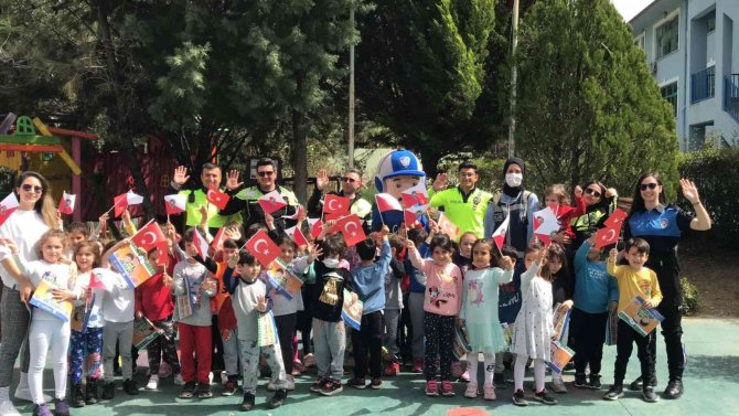 Marmaris’te Polisler Minik Öğrencileri Eğlendirdi