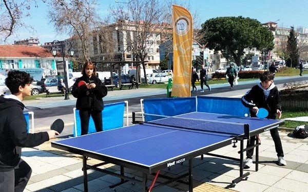 Sahilde Masa Tenisi Maçı Yaptılar