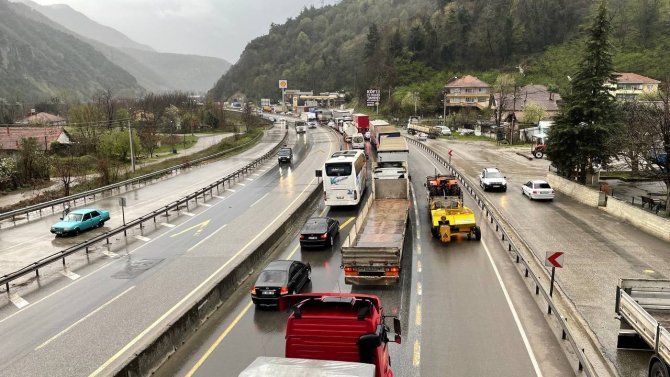 D-650’de Kontrolden Çıkan İşçi Servisi Refüje Çarptı: 3 Yaralı