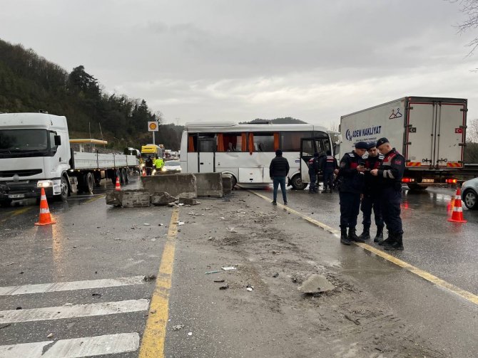 D-650’de Kontrolden Çıkan İşçi Servisi Refüje Çarptı: 3 Yaralı