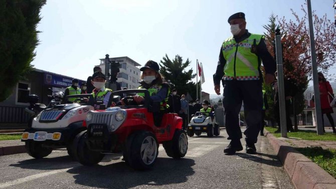 Öğrencilere Trafik Bilinci Eğlenceli Şekilde Aşılanıyor