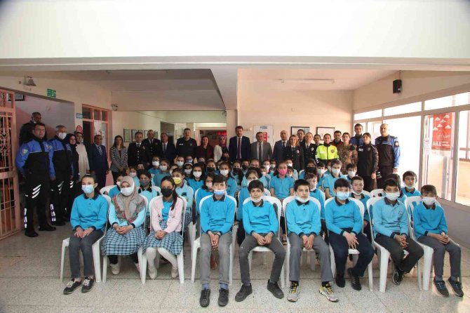 Sivas Emniyeti Öğrencilere 2 Bin Kitap Kazandırdı