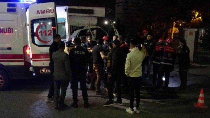 Direğe Çarpan Otomobil Hurdaya Döndü: 3 Yaralı